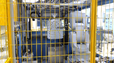 機(jī)器人自動(dòng)套袋裝瓶包裝機(jī)