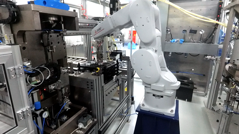 機器人裝配機油泵